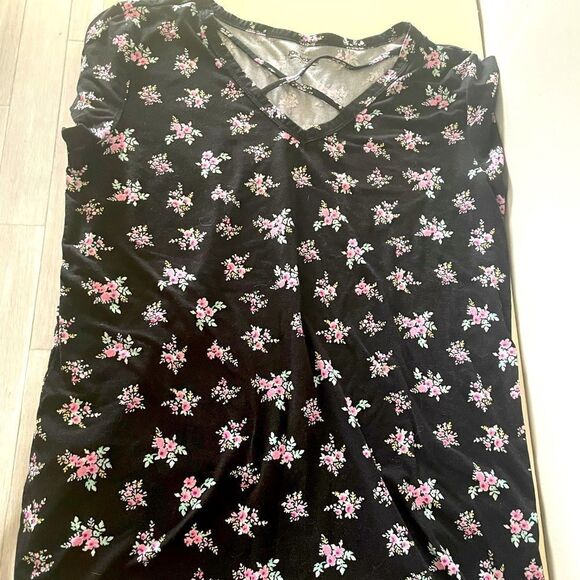 ⭐️5/$25 Woman’s size Large Joe Boxer Vneck black & pink floral Tshirt - Picture 1 of 1